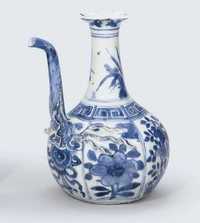 WANGLI (1573-1619) A RARE LATE MING BLUE AND WHITE KRAAK PORSELEIN KENDI